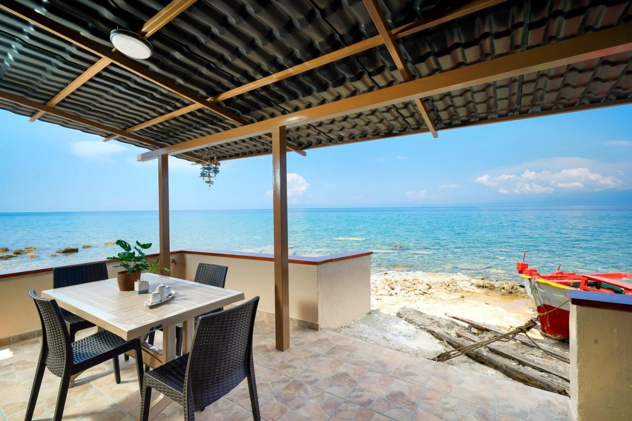 Вилла To Kyma - Seafront House Скала-Каллирахис Экстерьер фото